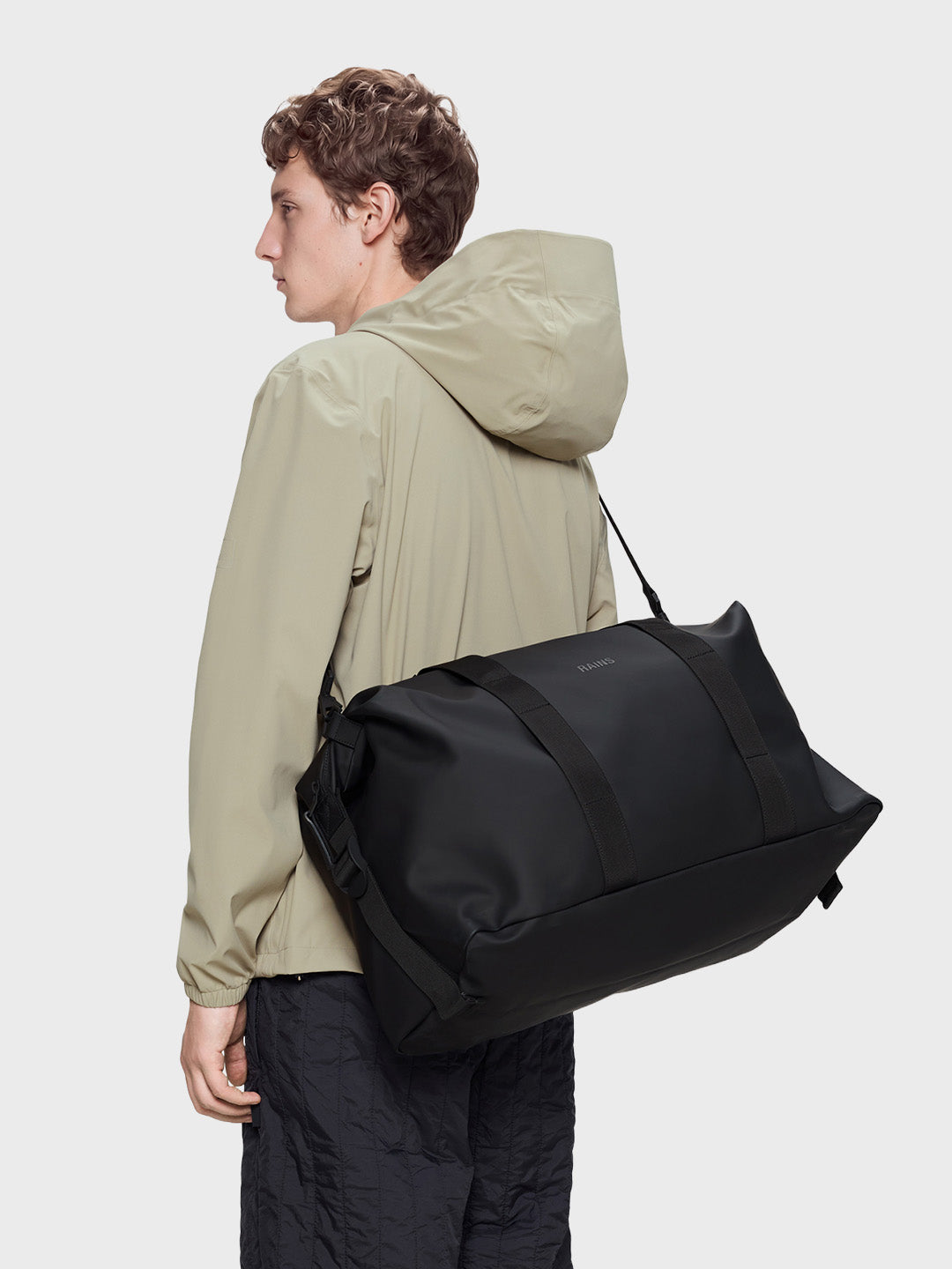 Rains Hilo Weekend Bag Black – gedragen door model
