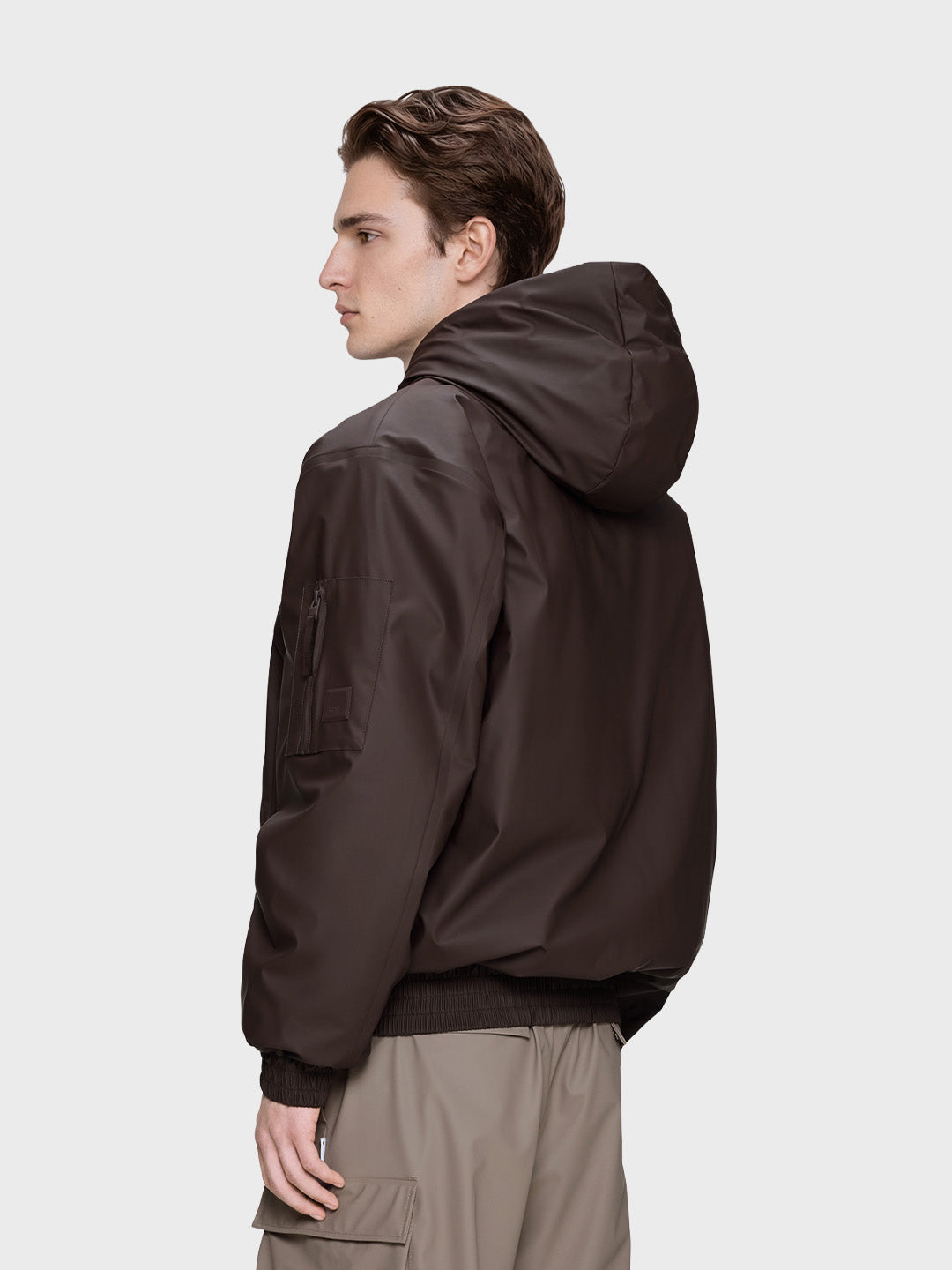 Rains Lohja Insulated Bomber Jacket Bark – achterkant