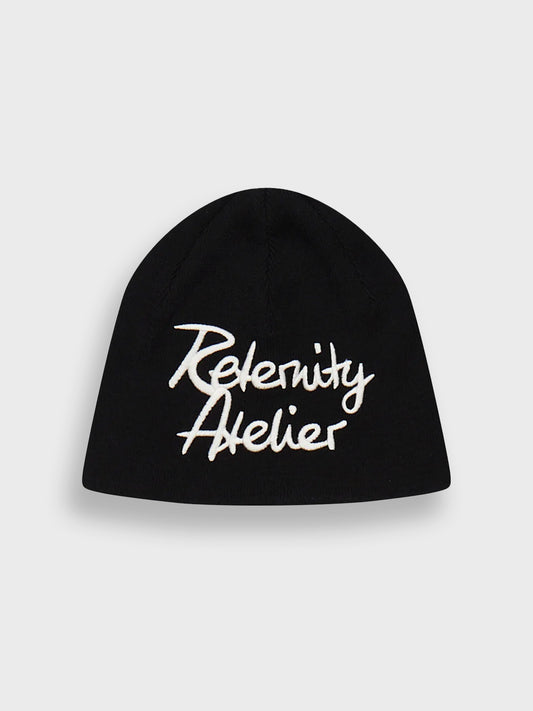 Reternity Atelier Beanie Black – packshot van vooraanzicht met borduring zichtbaar
