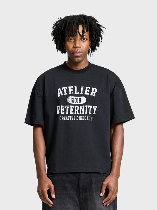 Reternity Atelier Emblem T-Shirt Black – model met frontprint zichtbaar