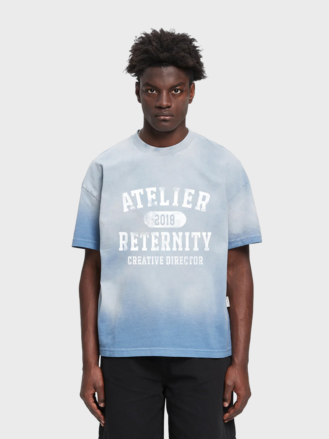 Reternity Atelier Emblem T-Shirt Bleached Blue - model voorkant