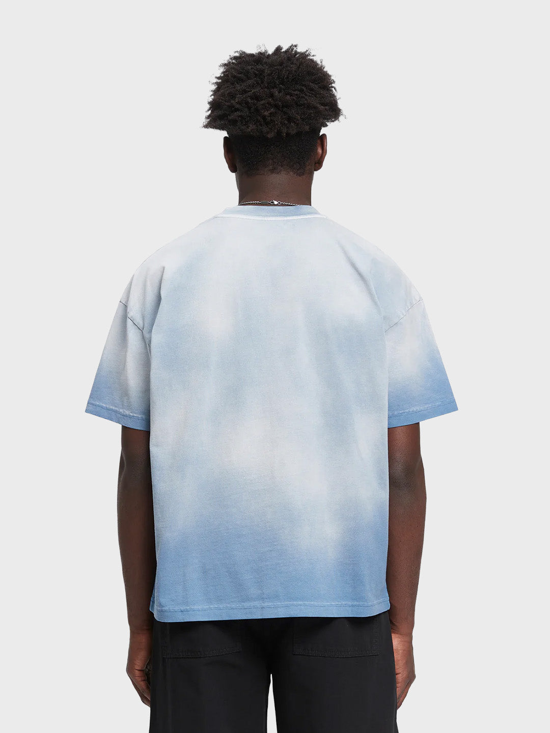 Reternity Atelier Emblem T-Shirt Bleached Blue - model achterkant