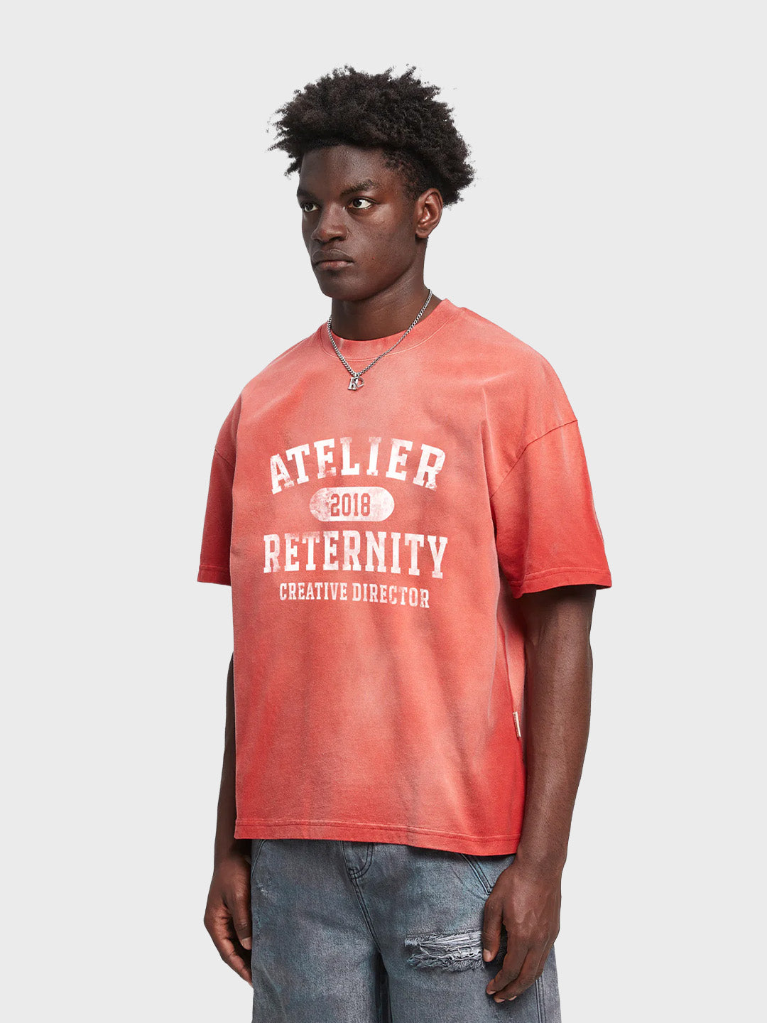 Reternity Atelier Emblem T-Shirt Bleached Red - model schuin voor