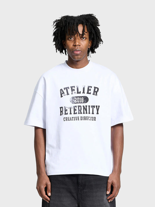 Reternity Atelier Emblem T-Shirt White – model met frontprint zichtbaar
