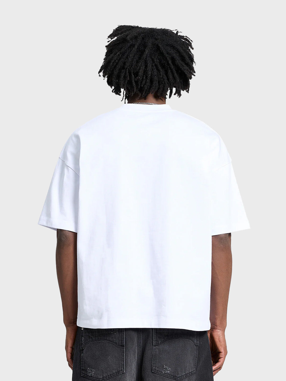 Reternity Atelier Emblem T-Shirt White – achterkant gedragen door model