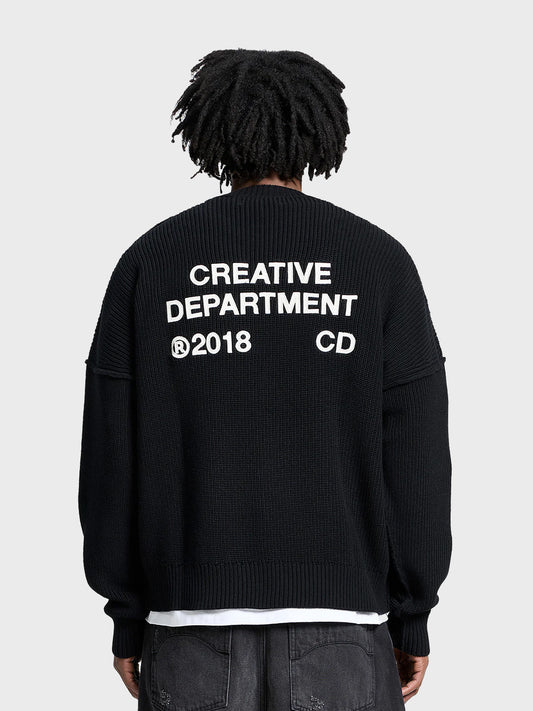 Reternity Creative Dept Knitted Sweater Black – model met zichtbare rugembroidering