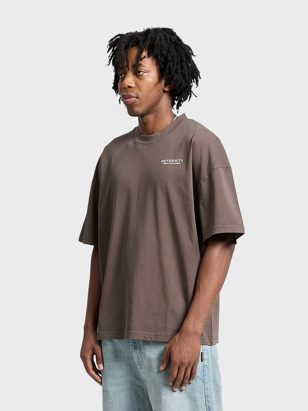 Reternity Creative Dept. T-Shirt Brown - model schuin voor