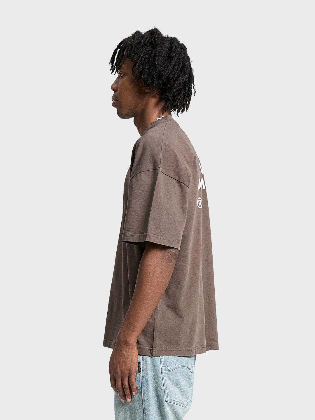 Reternity Creative Dept. T-Shirt Brown - model zijkant