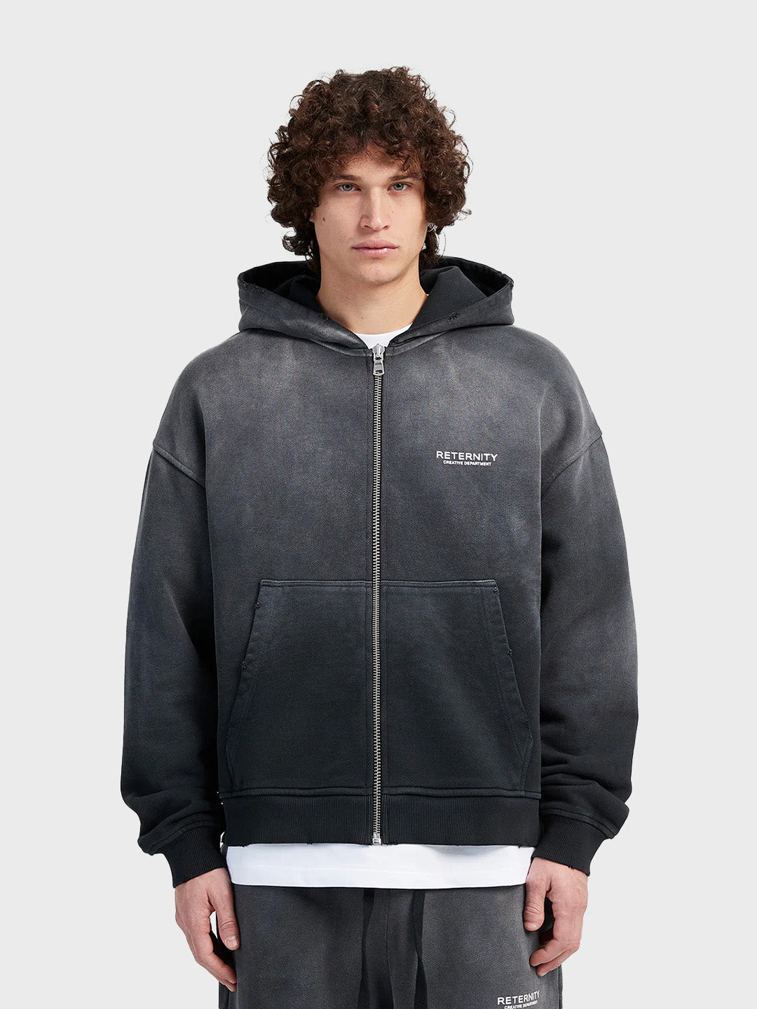 Reternity Creative Dept Zip Hoodie Faded Black – voorkant gedragen door model