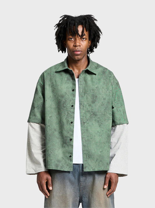 Reternity Déliria Button Shirt Green – model front view met all-over print