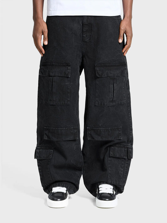 Reternity Wrinkled Cargo Pants Black – model front view met zichtbare cargozakken