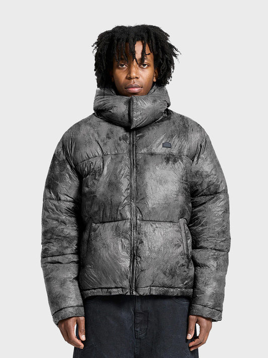Reternity Wrinkled Puffer Jacket Déliria Black – model front view met capuchon
