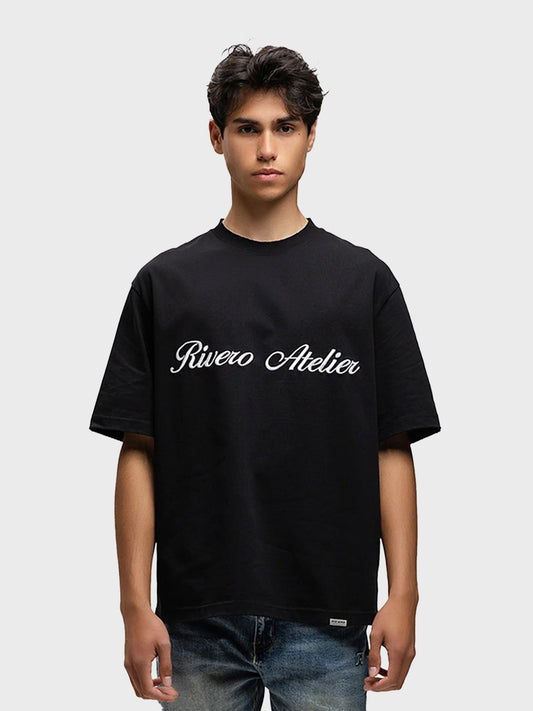 Model draagt Rivero Atelier Retro T-Shirt Black – vooraanzicht