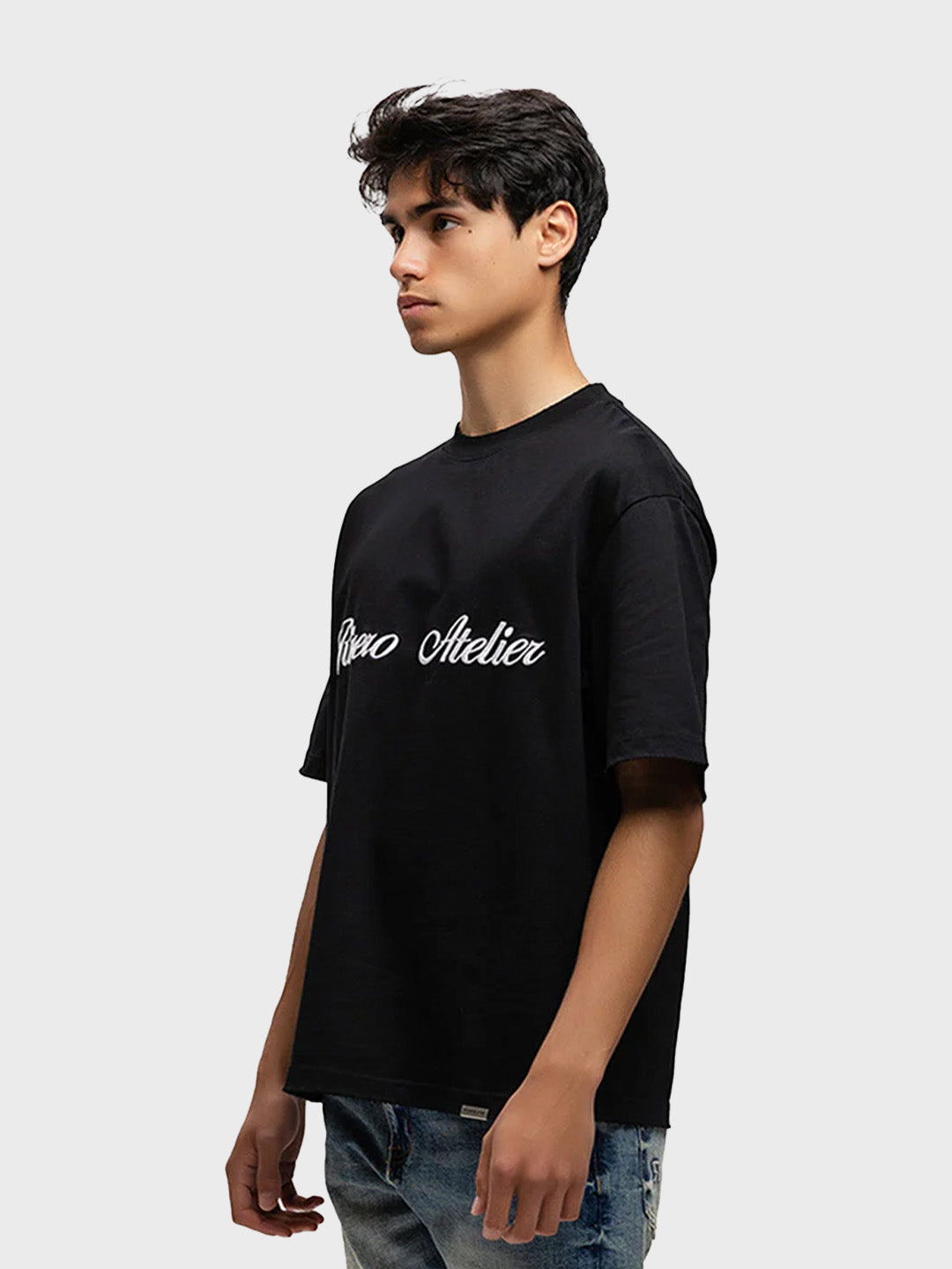 Model draagt Rivero Atelier Retro T-Shirt Black – schuin vooraanzicht