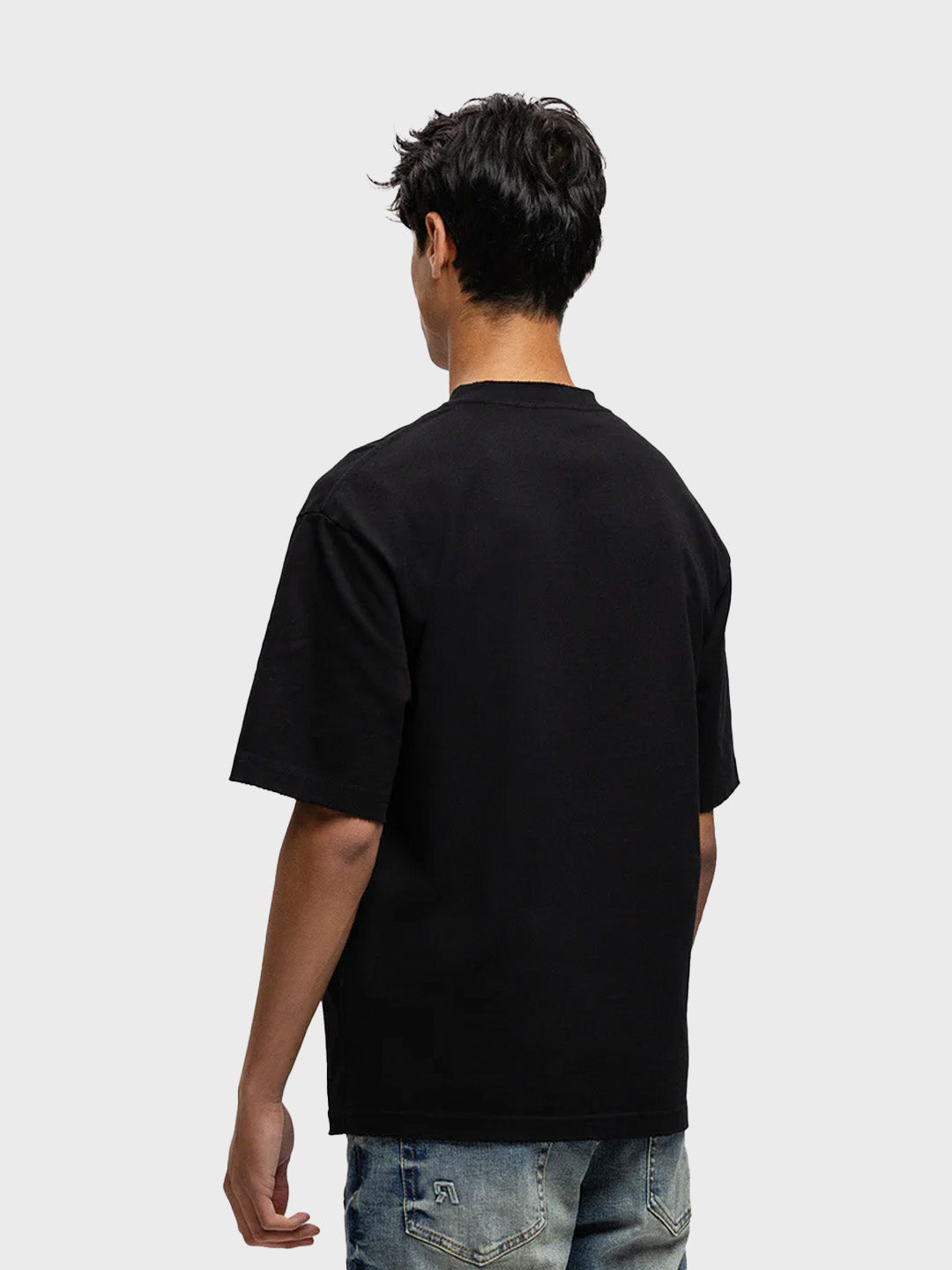 Model draagt Rivero Atelier Retro T-Shirt Black – achterkant