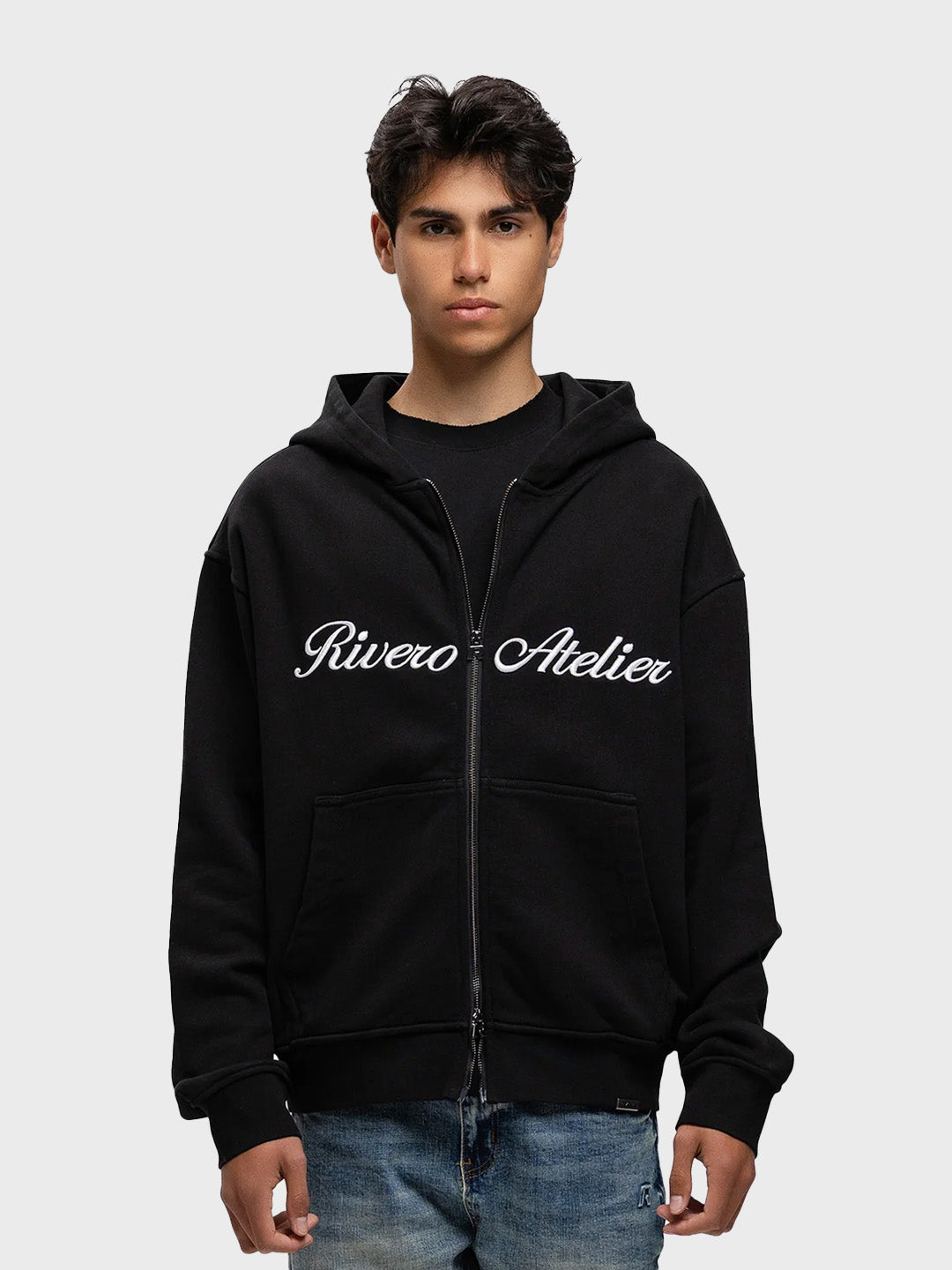 Model draagt Rivero Atelier Retro Zip Hoodie Black – vooraanzicht