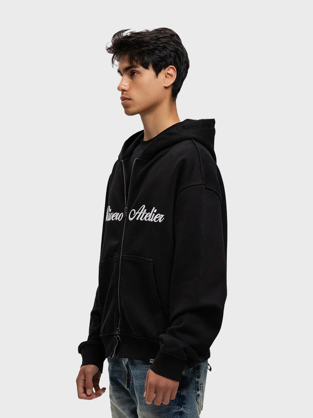 Model draagt Rivero Atelier Retro Zip Hoodie Black – schuin vooraanzicht
