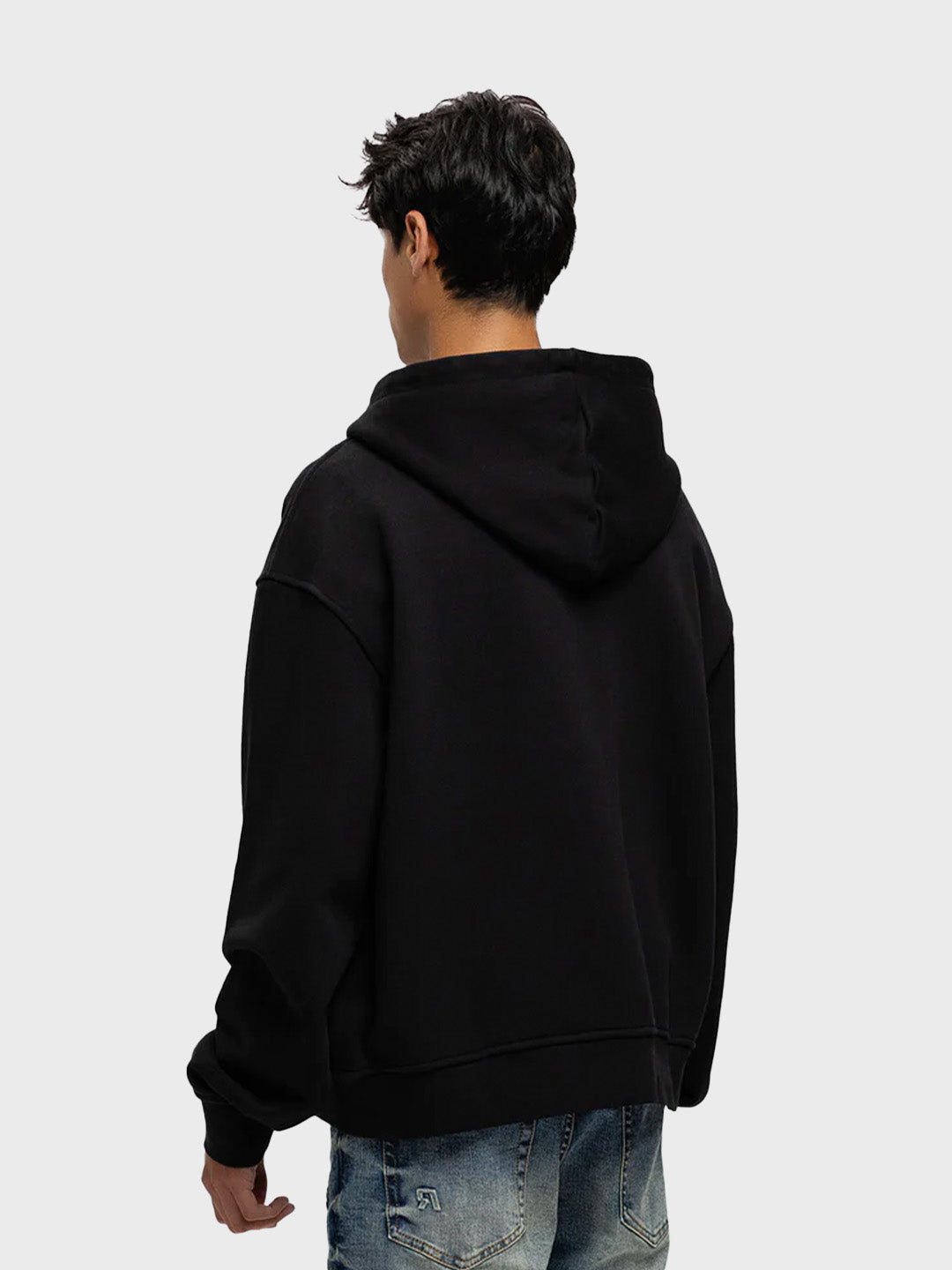 Model draagt Rivero Atelier Retro Zip Hoodie Black – achterkant