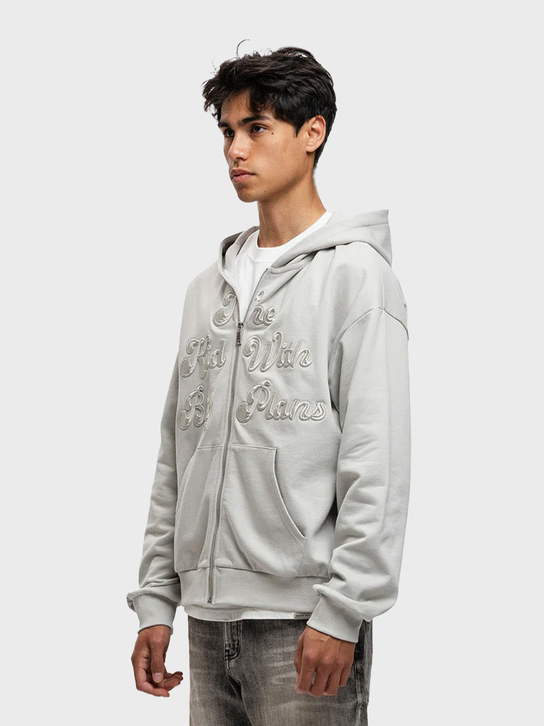 Model draagt Rivero Big Plans Hoodie Grey – schuin vooraanzicht