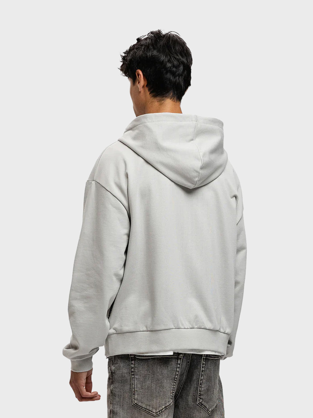 Model draagt Rivero Big Plans Hoodie Grey – schuin achteraanzicht