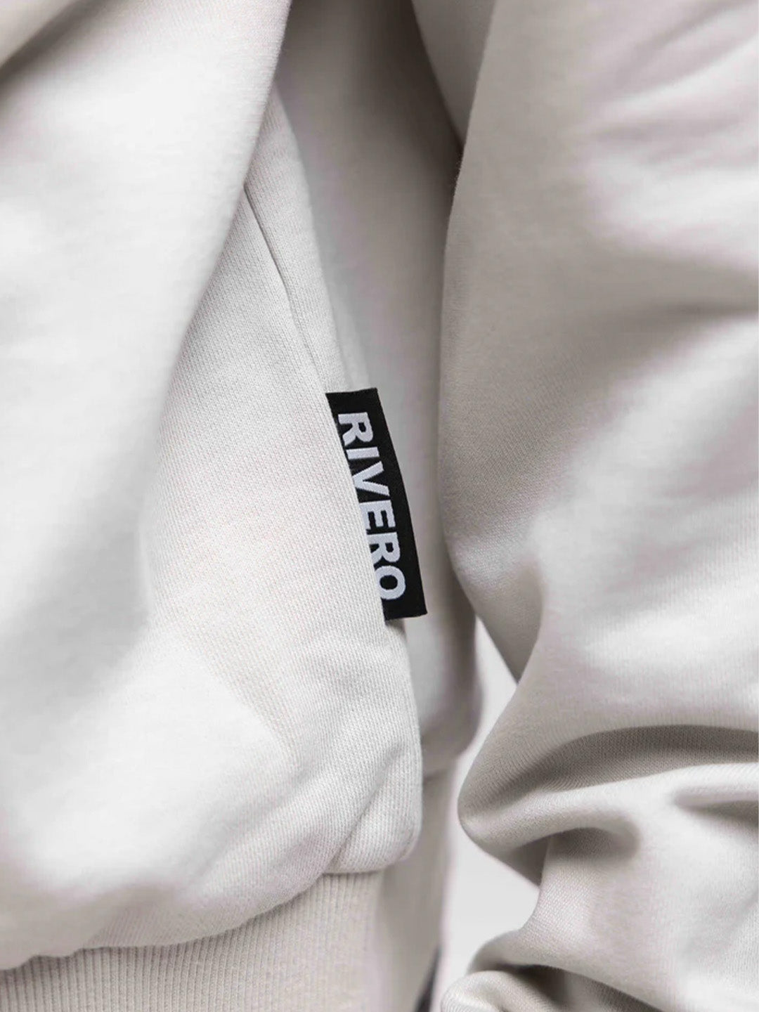 Close-up van subtiel Rivero label op de hoodie