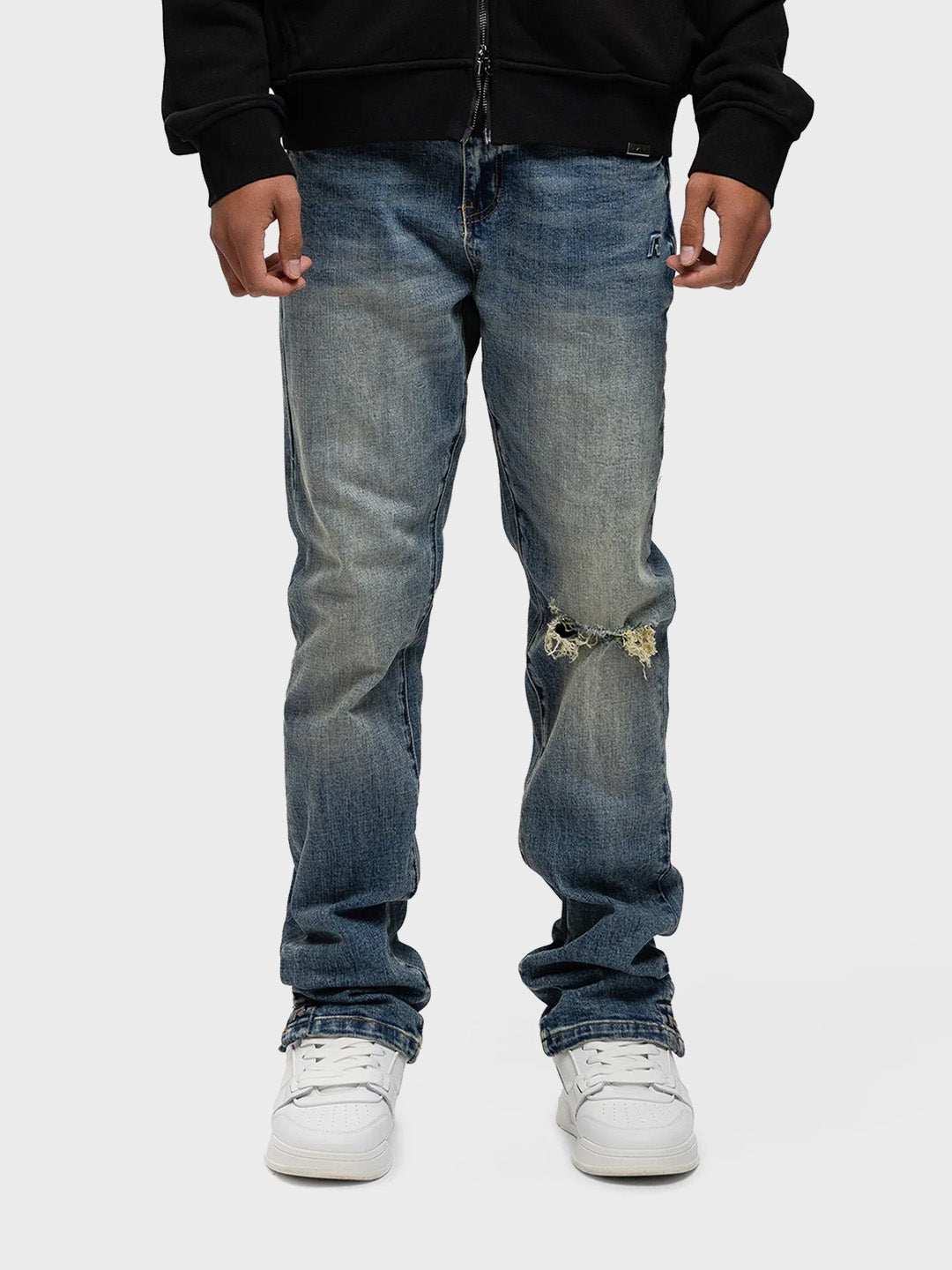 Model draagt Rivero Destroyer Buttoned Jeans Blue – vooraanzicht