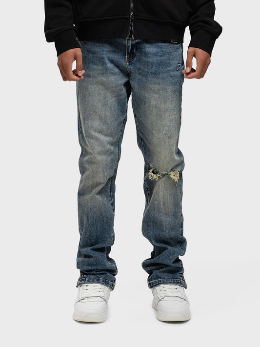 Model draagt Rivero Destroyer Buttoned Jeans Blue – vooraanzicht