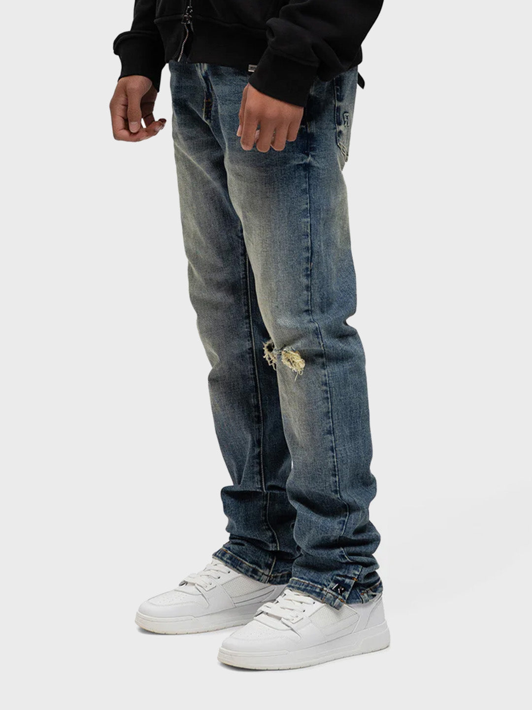 Model draagt Rivero Destroyer Buttoned Jeans Blue – schuin vooraanzicht