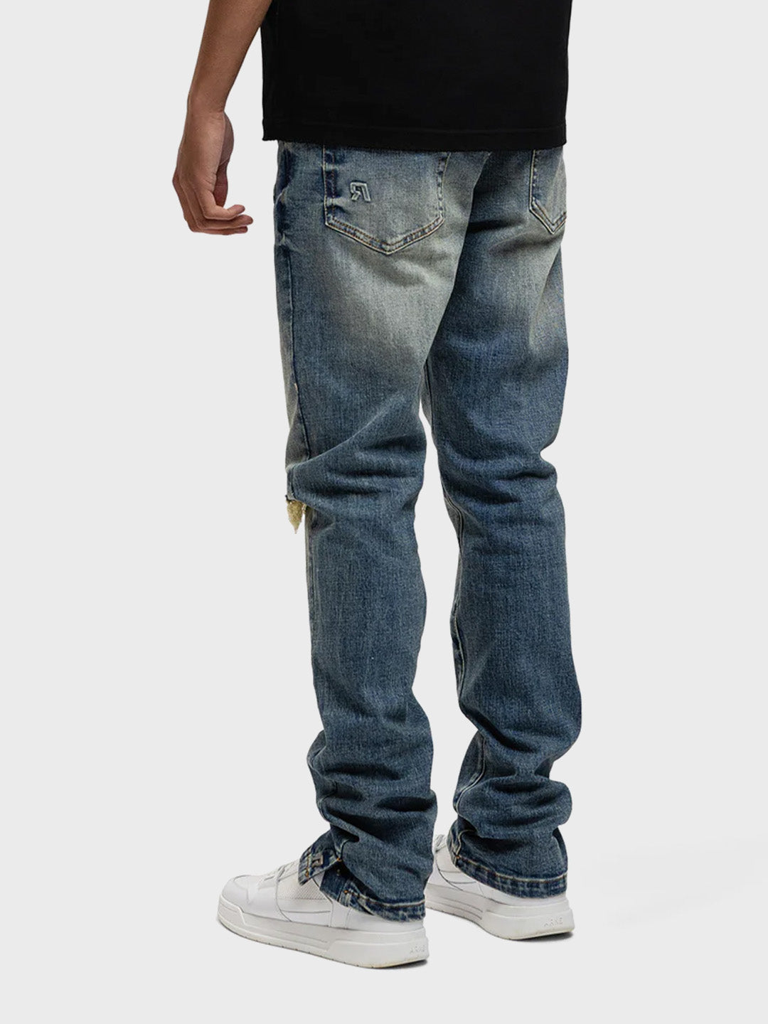 Model draagt Rivero Destroyer Buttoned Jeans Blue – schuin achteraanzicht