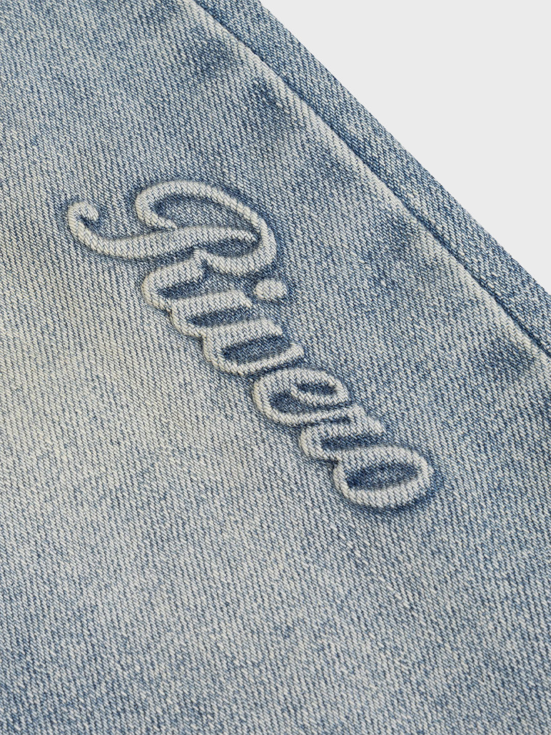 Rivero Dusted Fade Embossed Jeans Blue – detailshot Rivero logo