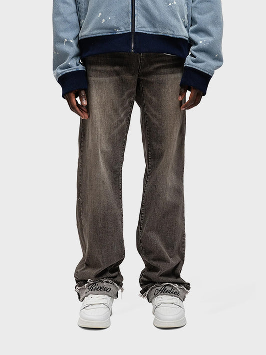 Model draagt de Rivero Faded Fold Jeans in Grey – vooraanzicht