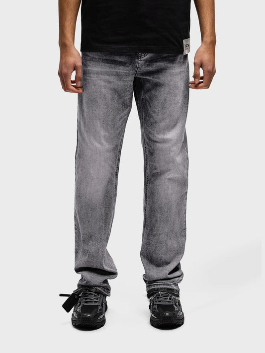 Model voorkant Rivero Granite Embossed Jeans in lichtgrijs