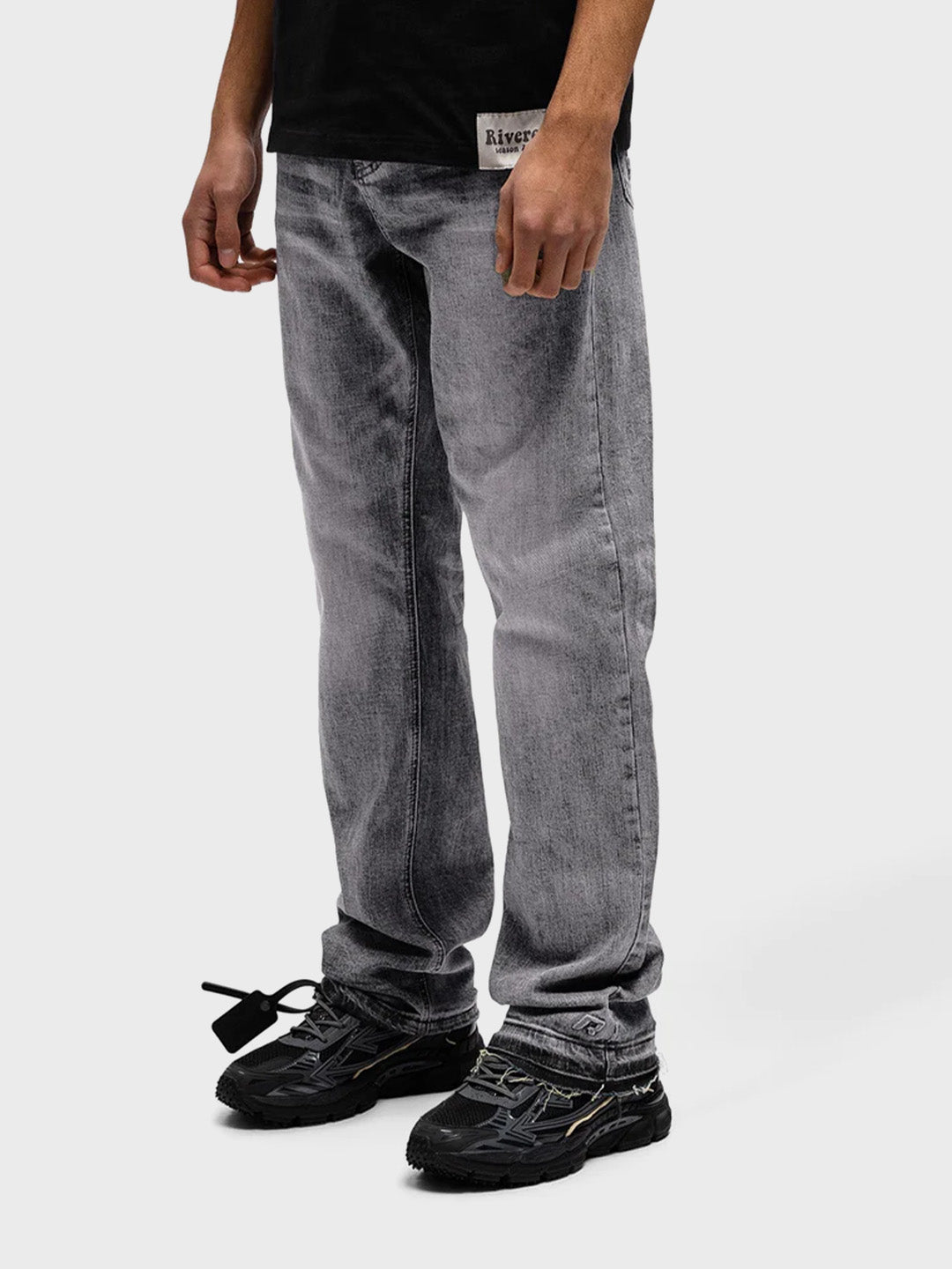 Model schuin voor Rivero Granite Embossed Jeans met embossed details