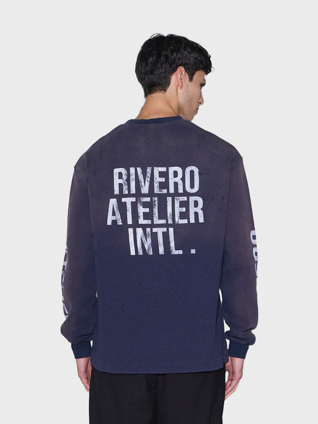 Model draagt Rivero INTL. Waffle Longsleeve T-Shirt Navy – achterkant
