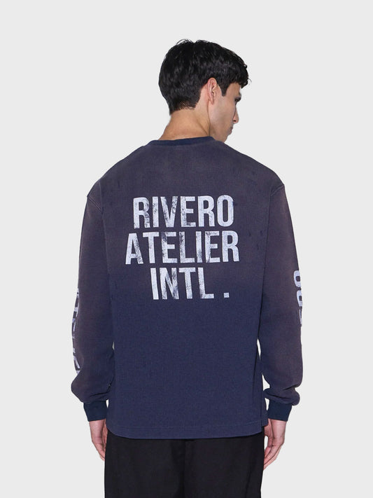 Model draagt Rivero INTL. Waffle Longsleeve T-Shirt Navy – achterkant