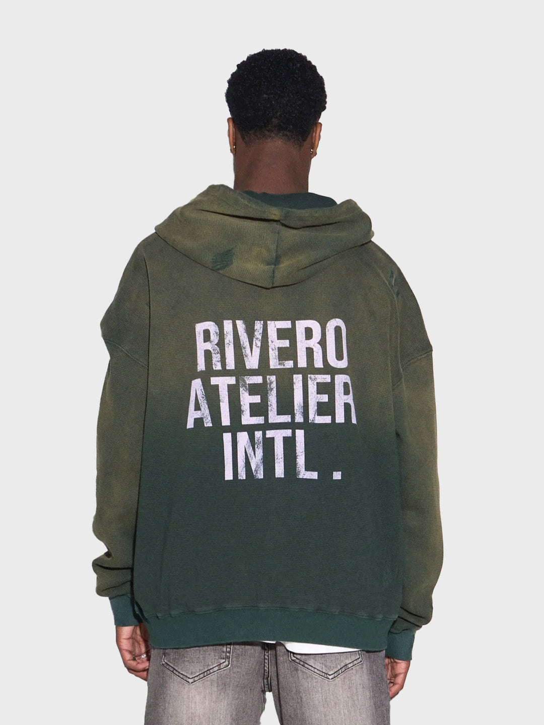 Model draagt Rivero INTL. Waffle Zip Hoodie Washed Green – achterkant