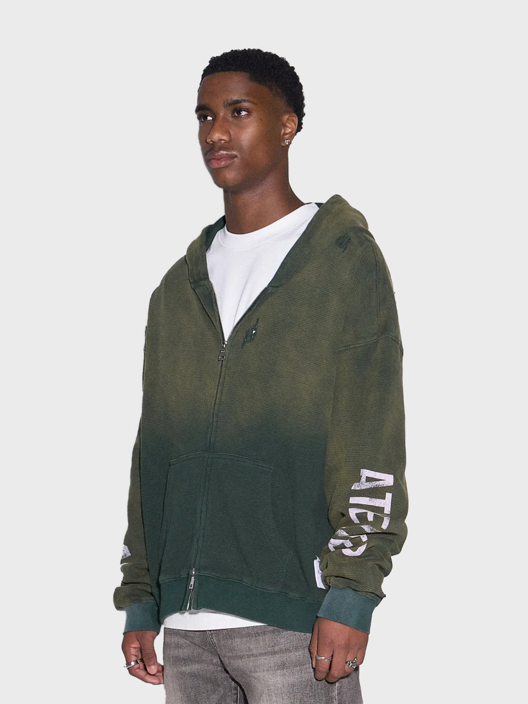 Model draagt Rivero INTL. Waffle Zip Hoodie Washed Green – voorkant