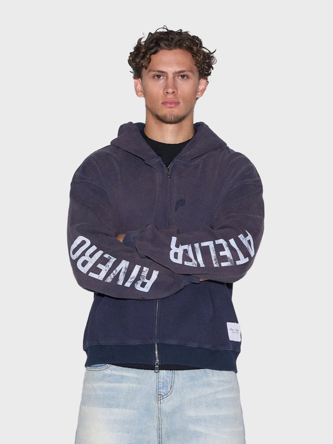 Model draagt Rivero INTL. Waffle Zip Hoodie Washed Navy – voorkant