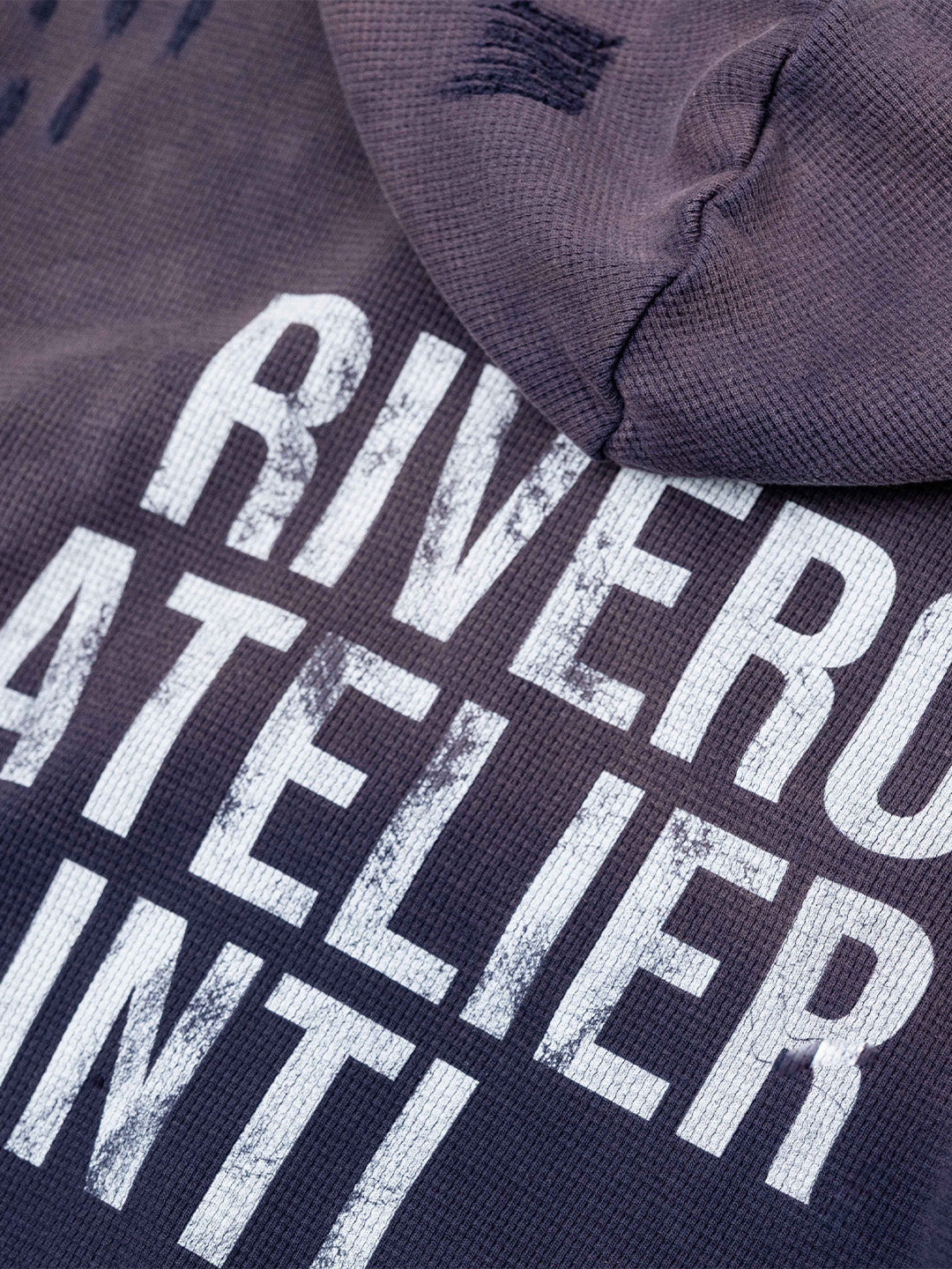 Close-up van Rivero Atelier graphic op de rug