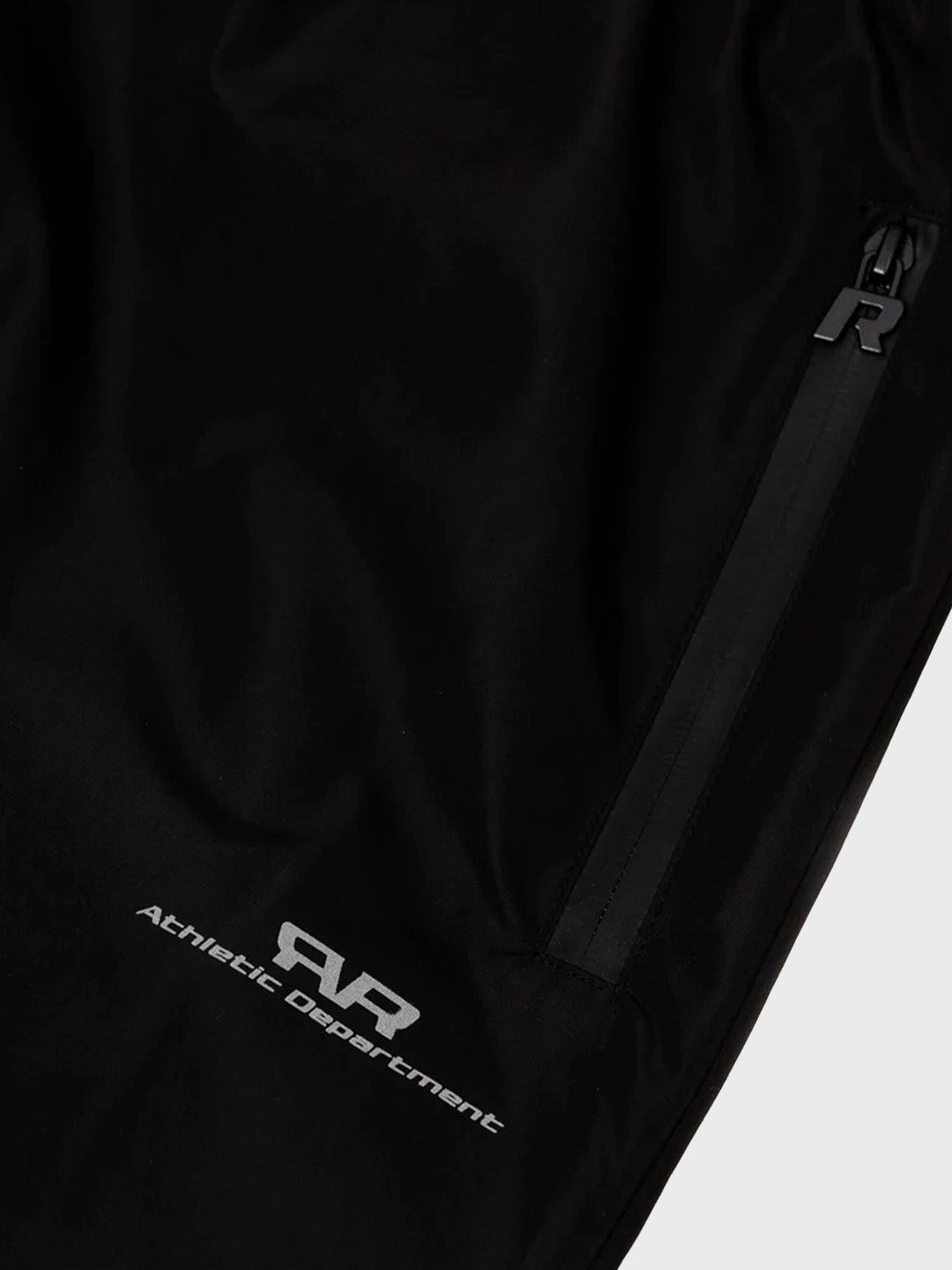 Rivero Phantom Track Pants Black – close-up van graphic en ritszak