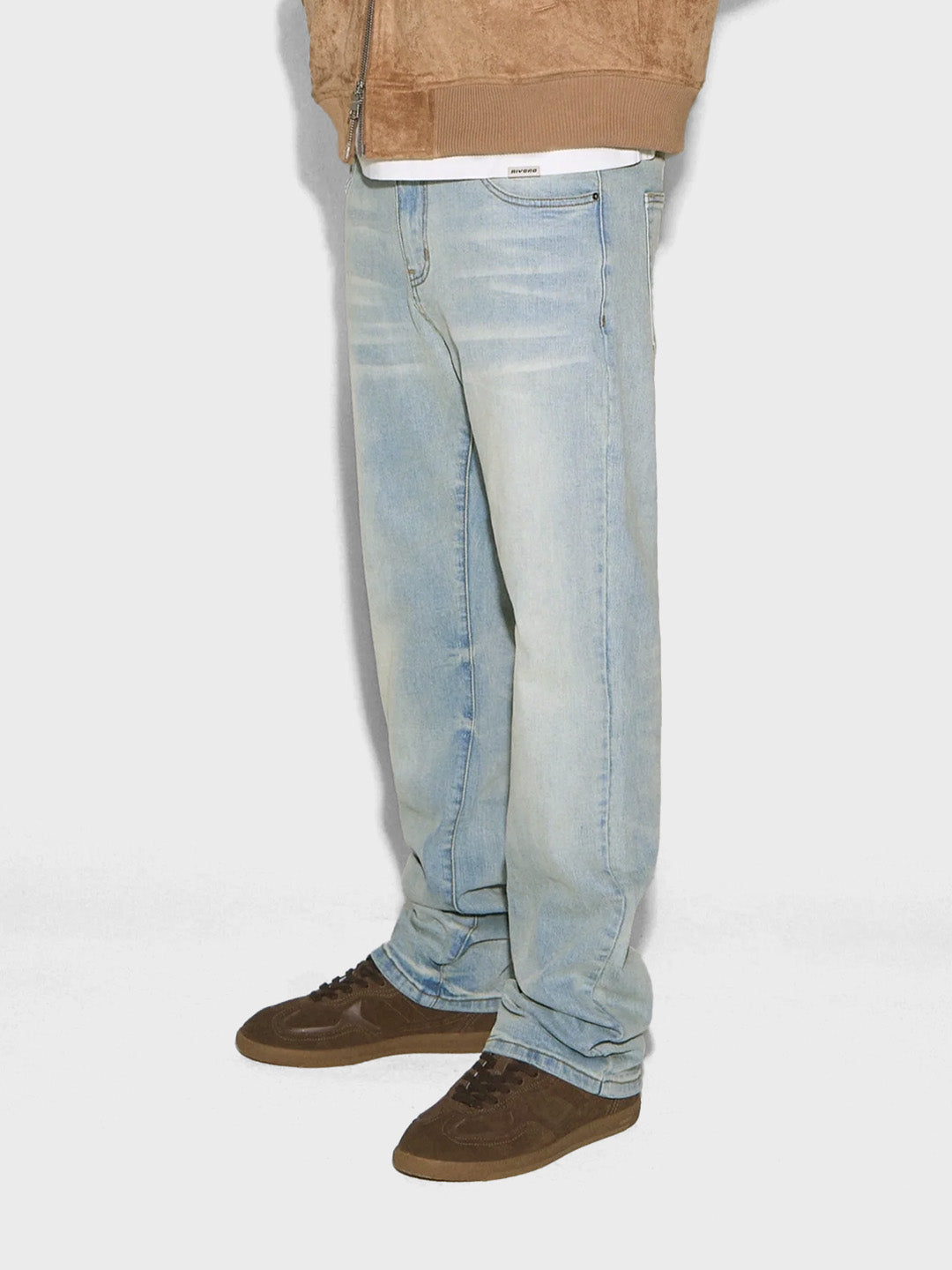 Rivero Plain Embossed Jeans Misty Blue – model zijkant