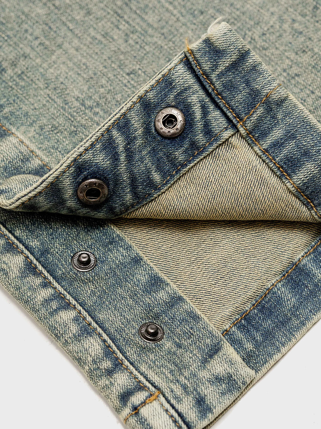 Rivero Raised Monogram Jeans Pale – close-up knopen enkels