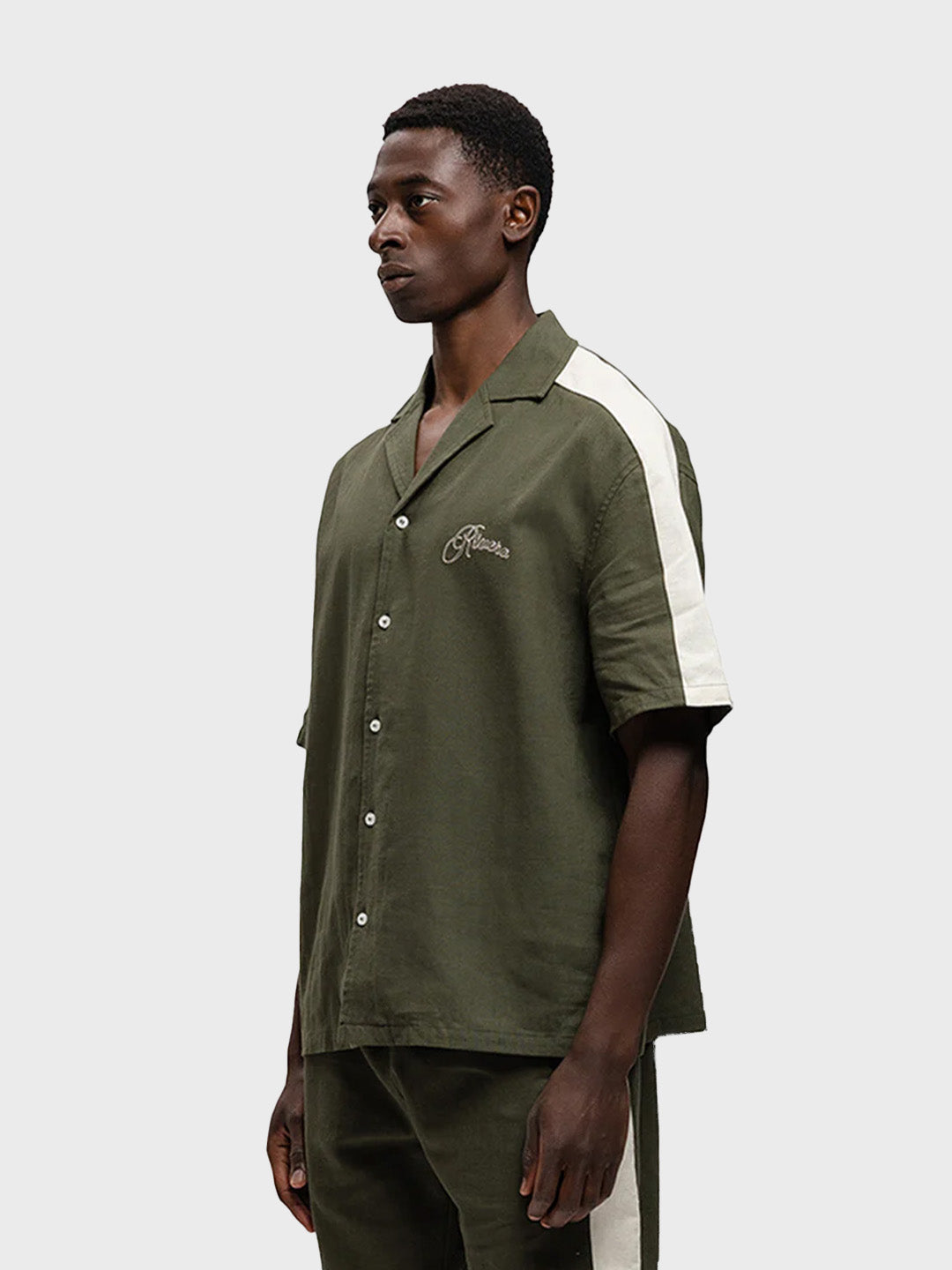 Rivero shirt – schuin vooraanzicht met reverskraag en oversized fit