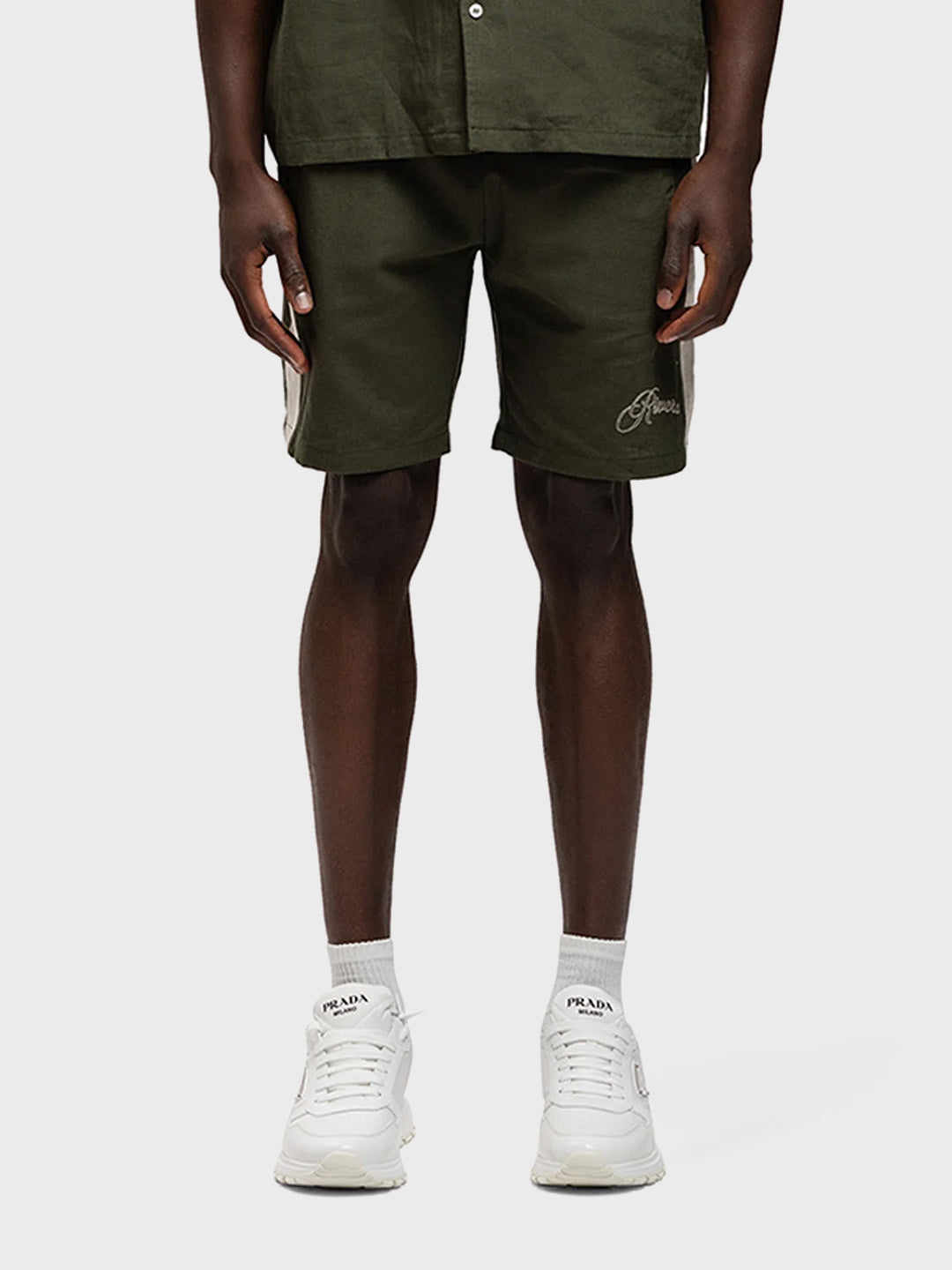 Rivero Retro Linen Shorts Green – vooraanzicht met witte band en geborduurde branding