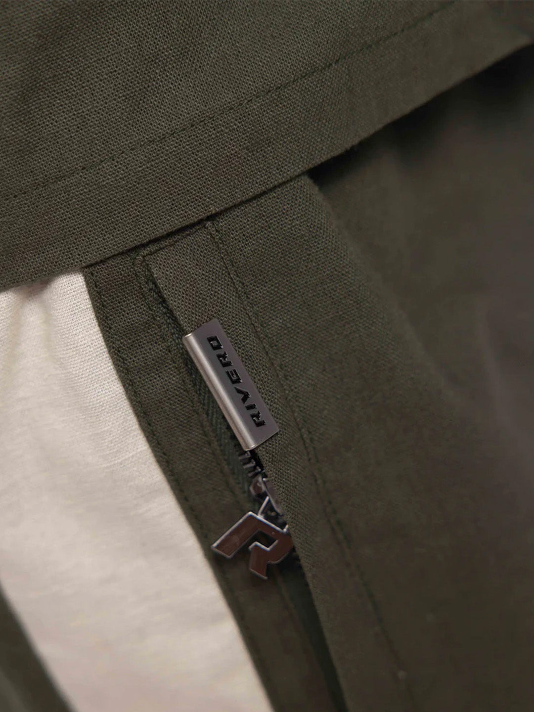Ritszak met Rivero logo – detail van Retro Linen Shorts Green