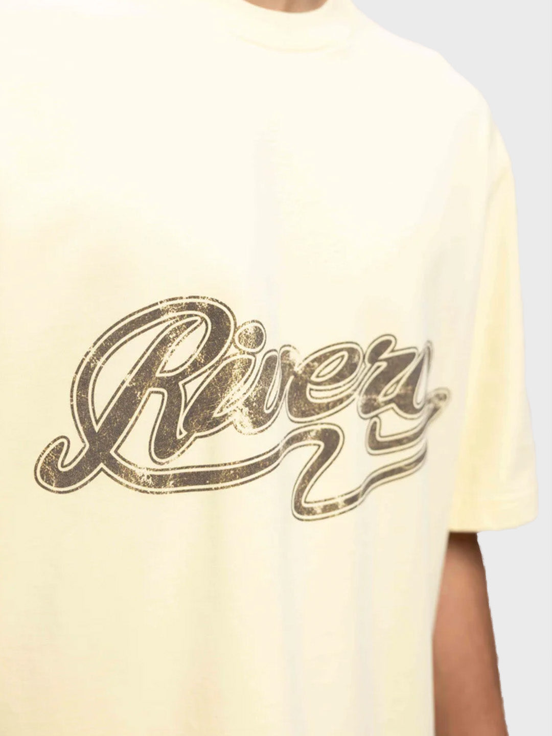 Close-up van de Rivero graphic op de borst van het T-shirt