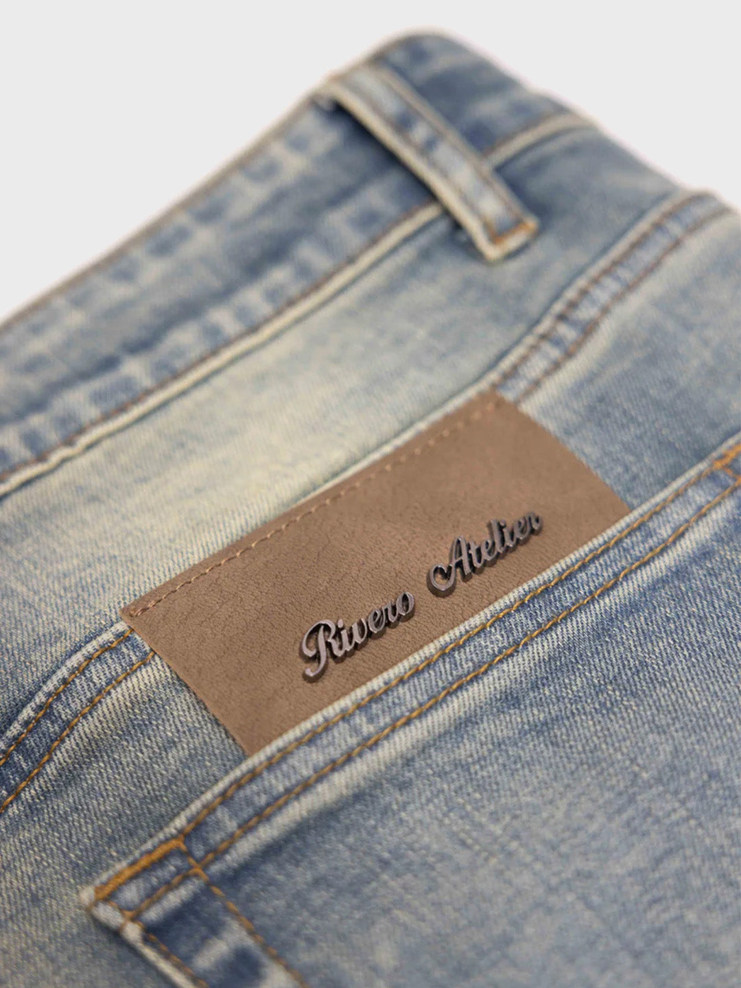 Detail van leren Rivero patch boven de rechter achterzak van de jeans
