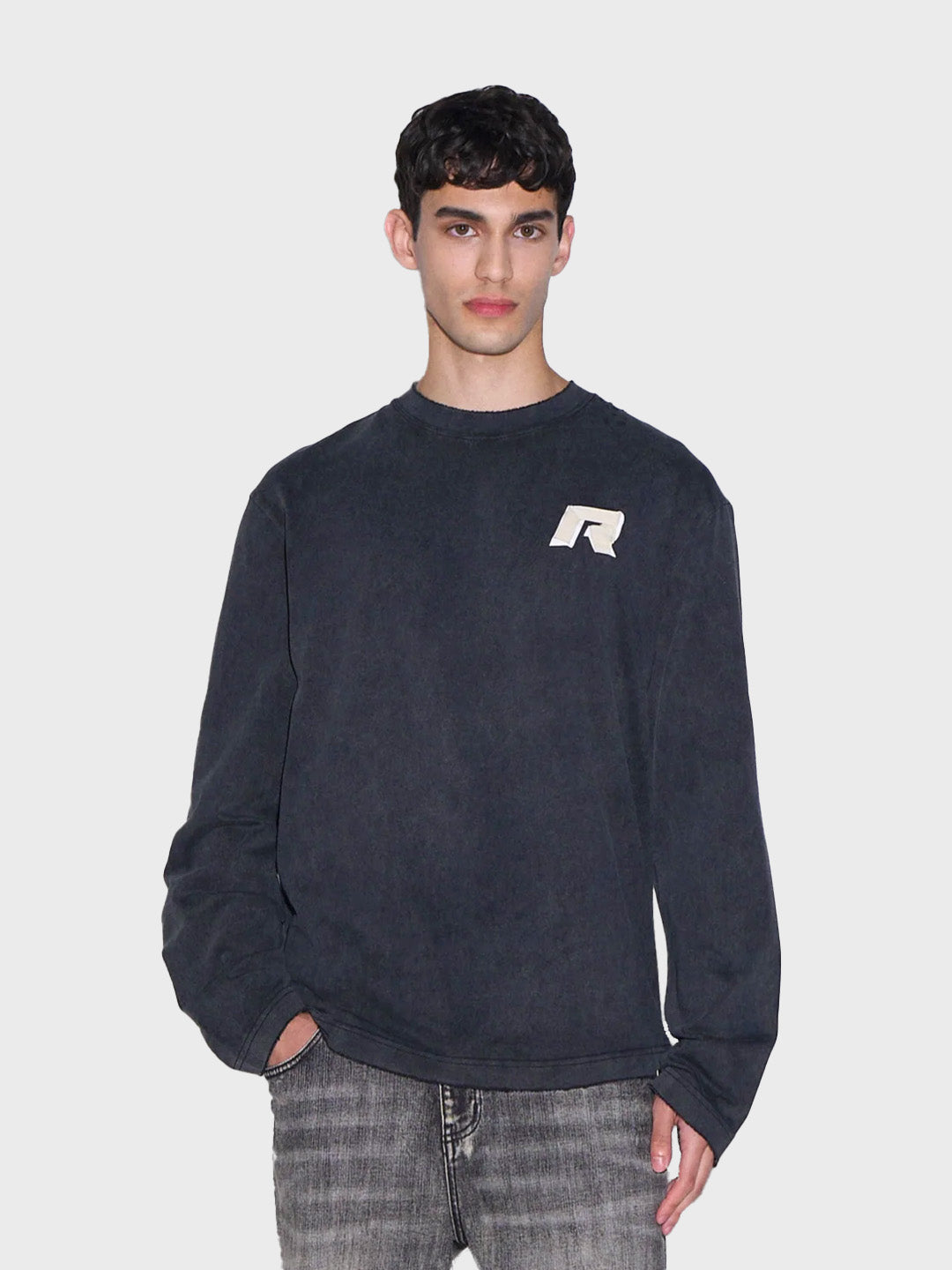 Model draagt Rivero Signature Taped Longsleeve T-Shirt Washed Black – voorkant