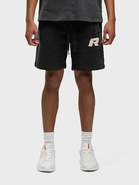 Model draagt Rivero Signature Taped Shorts Washed Black – vooraanzicht