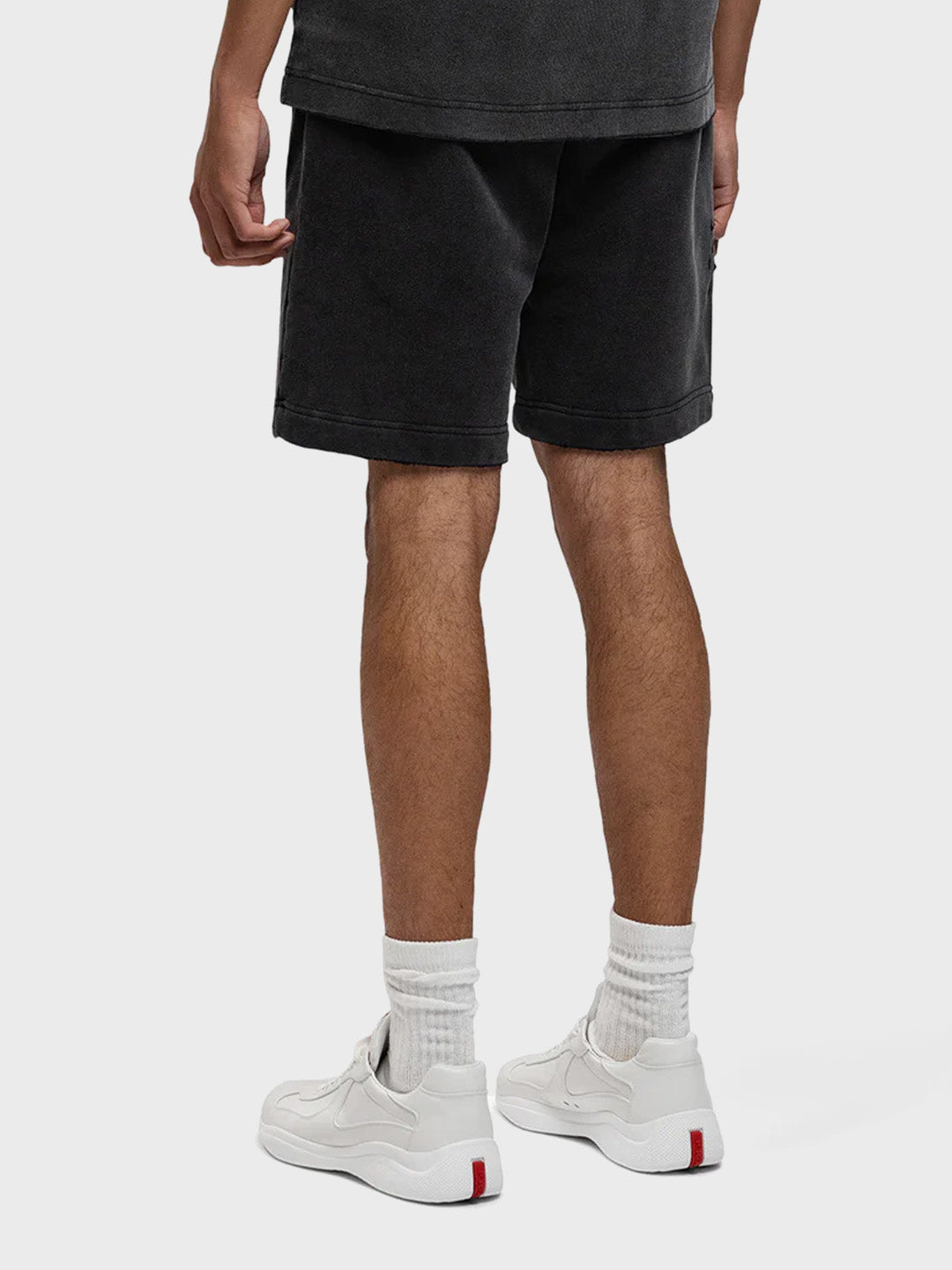 Model draagt Rivero Signature Taped Shorts Washed Black – schuin achteraanzicht
